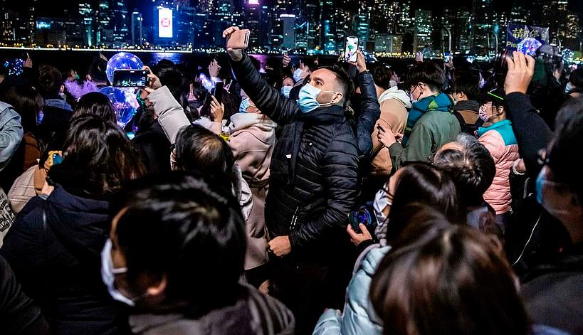 Сотни тысяч людей заполнили праздничные улицы, встречая Новый год в Ухане, Сиднее, Мельбурне