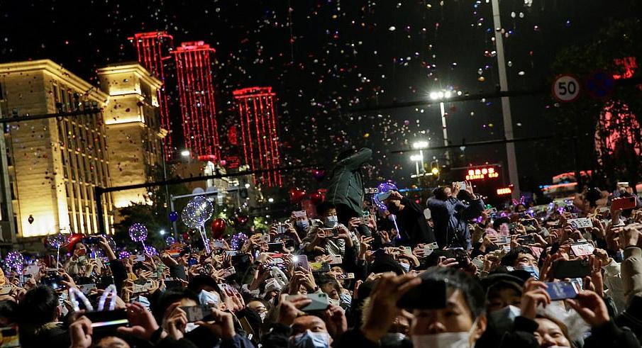 Сотни тысяч людей заполнили праздничные улицы, встречая Новый год в Ухане, Сиднее, Мельбурне