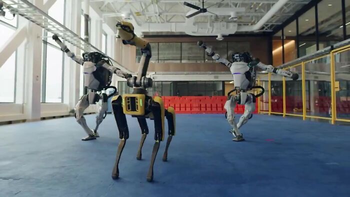 Компания, проектирующая роботов, записала видео, как они умеют танцевать. Ролик набрал сотни просмотров