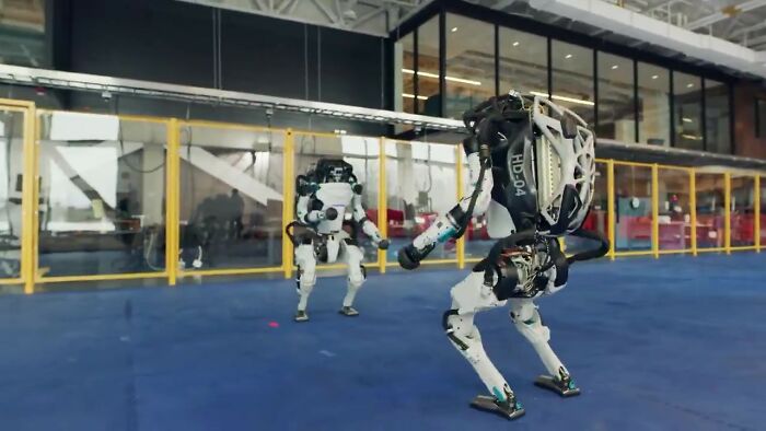 Компания, проектирующая роботов, записала видео, как они умеют танцевать. Ролик набрал сотни просмотров