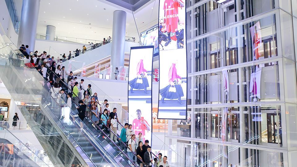 Китайский торговый центр показал будущее шопинга: на смартфоне покупателей видны все акции, путь к нужному магазину и игры с поиском "сокровищ"