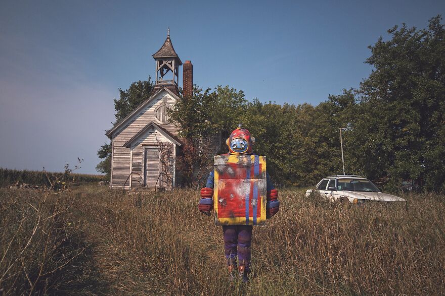 Ржавый игрушечный робот ищет свой дом: Карен смастерила костюм для своего парня, чтобы сделать тематические фотографии во время поездки