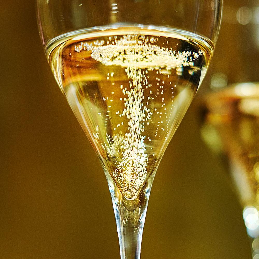 Новогодний лайфхак: как вернуть пузырьки вчерашнему шампанскому