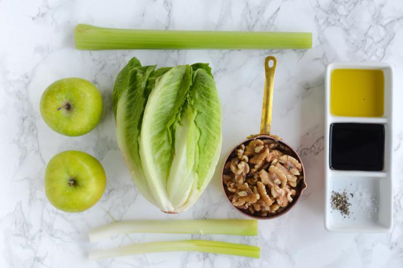Новый год — самое время начать питаться правильно: рецепт любимого салата с яблоками и орехами