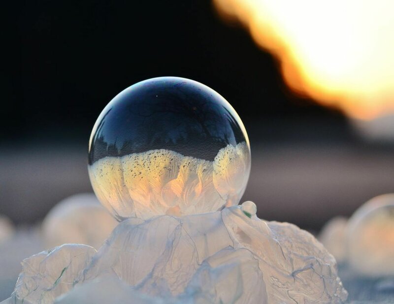 Игры зимой: развлекаю детей, замораживая мыльные пузыри на морозе