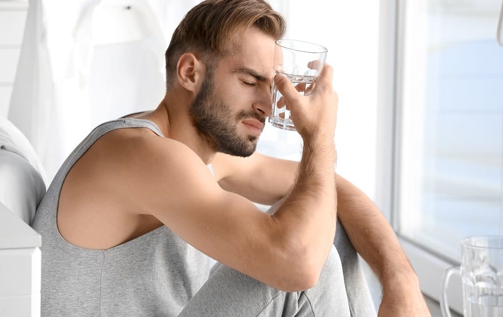 Пейте стакан воды между напитками: диетолог рассказала, как избежать похмелья в праздники