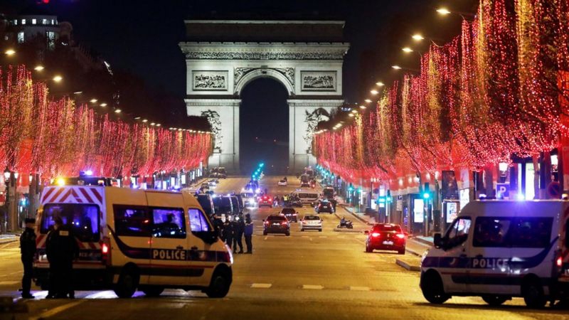 Пустые улицы Парижа и восторженные толпы Уханя: как встретили Новый год во всех уголках мира (видео)