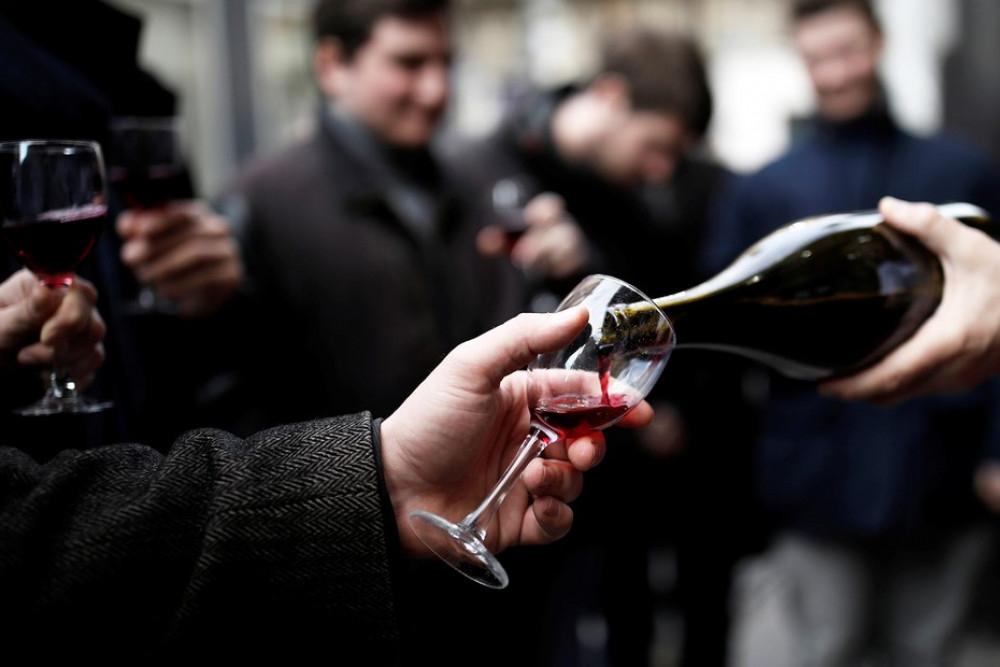 Сладкое игристое на первом месте: стало известно, какое вино предпочитают жители России