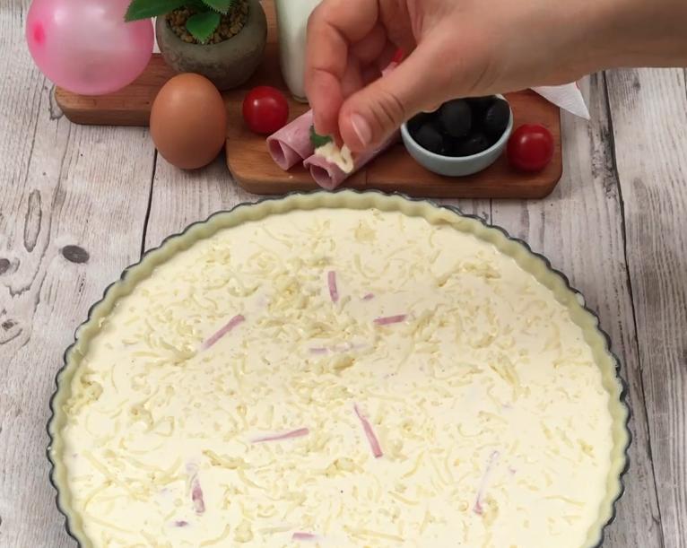 С помощью банки маслин и помидорок черри превращаю заурядный пирог с колбасой и сыром в яркую "божью коровку": нравится и взрослым, и детям