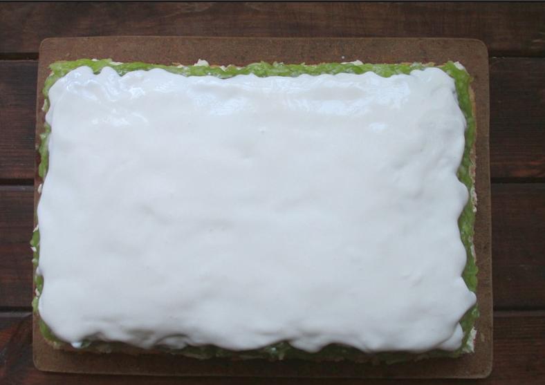 Бисквитный нежный торт "Трава под снегом" идеально подойдет и для праздничного стола, и для семейного чаепития: рецепт вкусного и красивого десерта