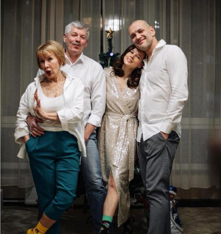 "Носочки в честь быка и семья - самое главное": Катерина Шпица устроила празднование Нового года вместе с родителями