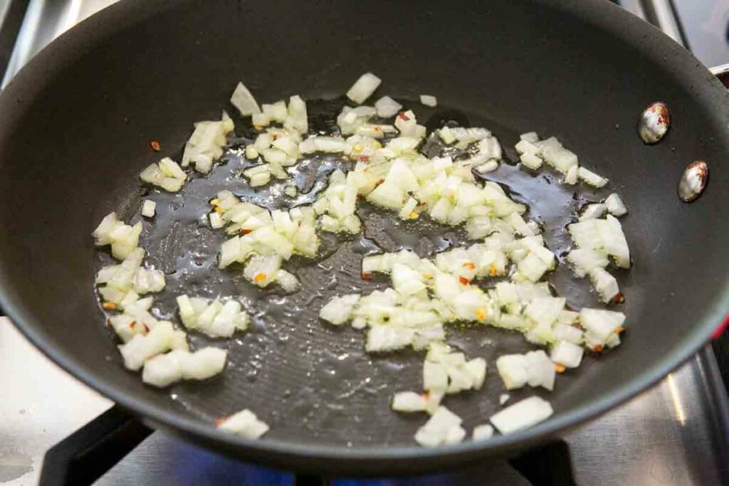 Салаты доели, пора и полезные завтраки готовить. Яичница с сыром и листовой капустой