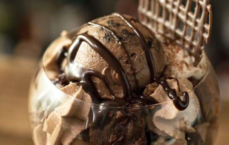 Парфе из трех видов шоколада, мороженого и вкусного декора