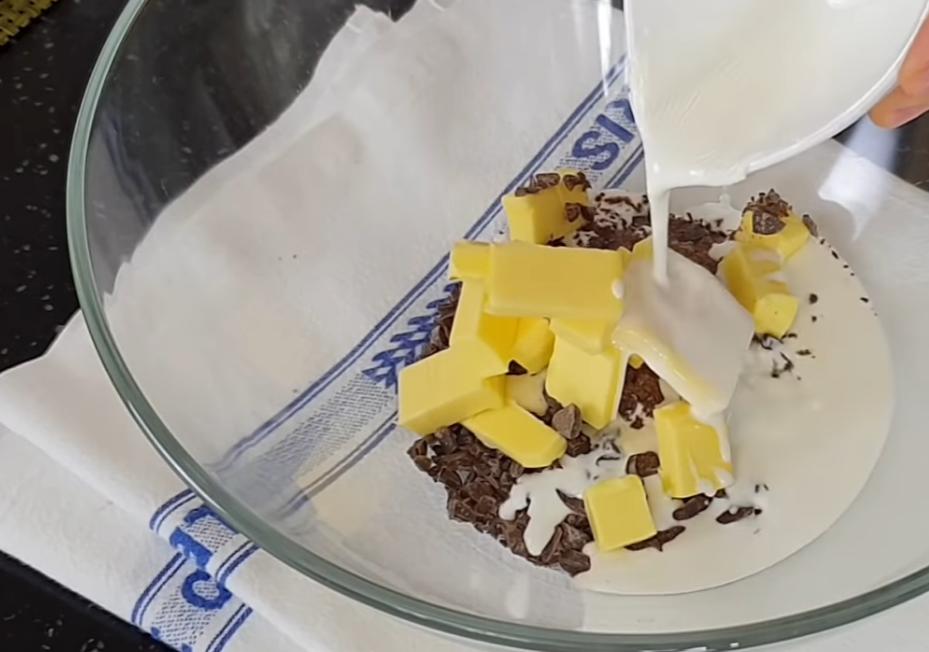 Глянцевый шоколадный тортик с насыщенным вкусом и маслянистым кремом для веселых посиделок: рецепт