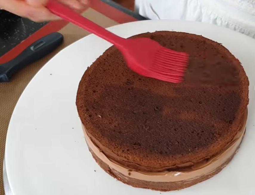 Глянцевый шоколадный тортик с насыщенным вкусом и маслянистым кремом для веселых посиделок: рецепт