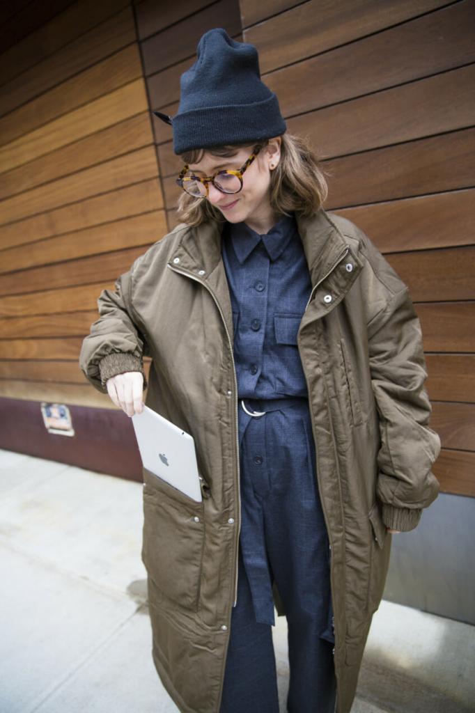 Можно ли зимой обойтись без сумки: девушка решила провести эксперимент и носить все свои вещи в карманах