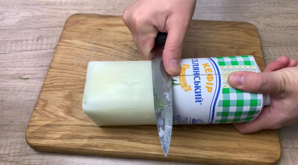 Кладу на ломтик хлеба кремовую намазку: приготовила ее из бюджетного молочного продукта