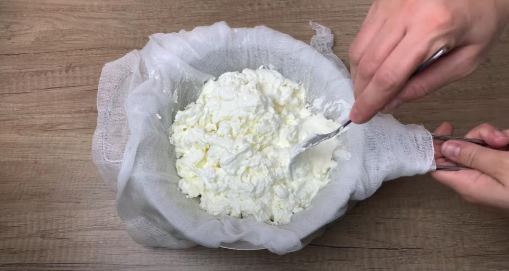 Кладу на ломтик хлеба кремовую намазку: приготовила ее из бюджетного молочного продукта