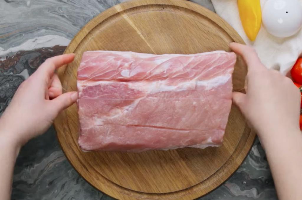 Знаю секрет идеально нежной свинины: тушу мясо в молоке - бюджетном продукте, который есть в холодильнике у каждого