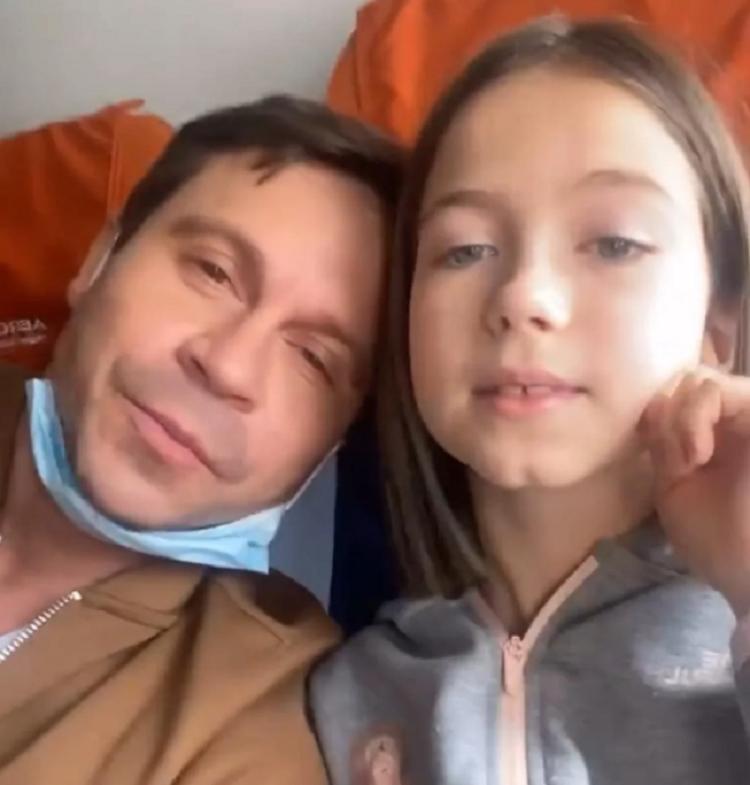 Все-таки улетел: Павел Деревянко сумел урегулировать проблемы с запретом его выезда из страны и отправился с дочкой на отдых