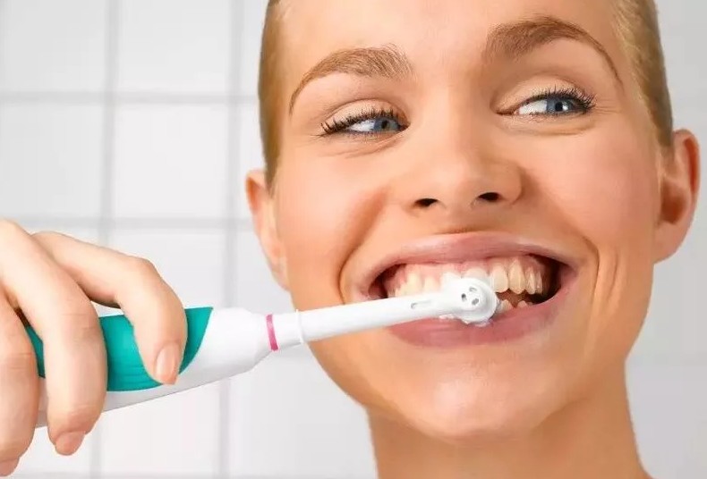 Хотя электрические зубные щетки набирают популярность, они не панацея, если неправильно чистить зубы