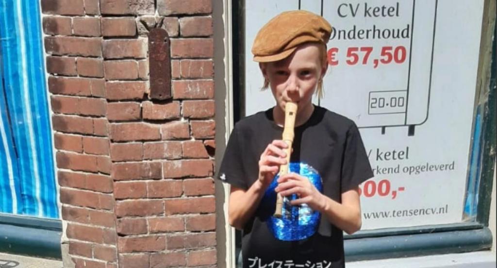 На улице мальчик 120 раз сыграл одну мелодию на флейте: соседи вызвали полицию, а родители не поняли причину
