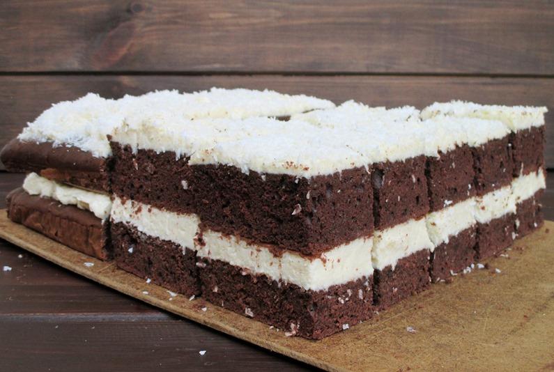 Шоколадно-бисквитный торт "Черный кокос" – десерт и для праздничного, и для семейного стола: рецепт