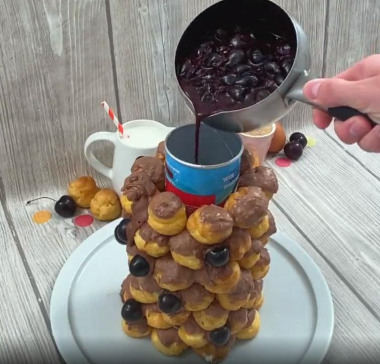 Сладкая "башня" из эклеров и вишневого соуса: отличный десерт для большой компании