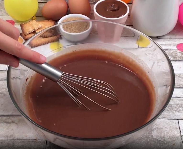 Шоколадный пирог с эклерами и малиной: праздничный десерт, который достаточно просто приготовить