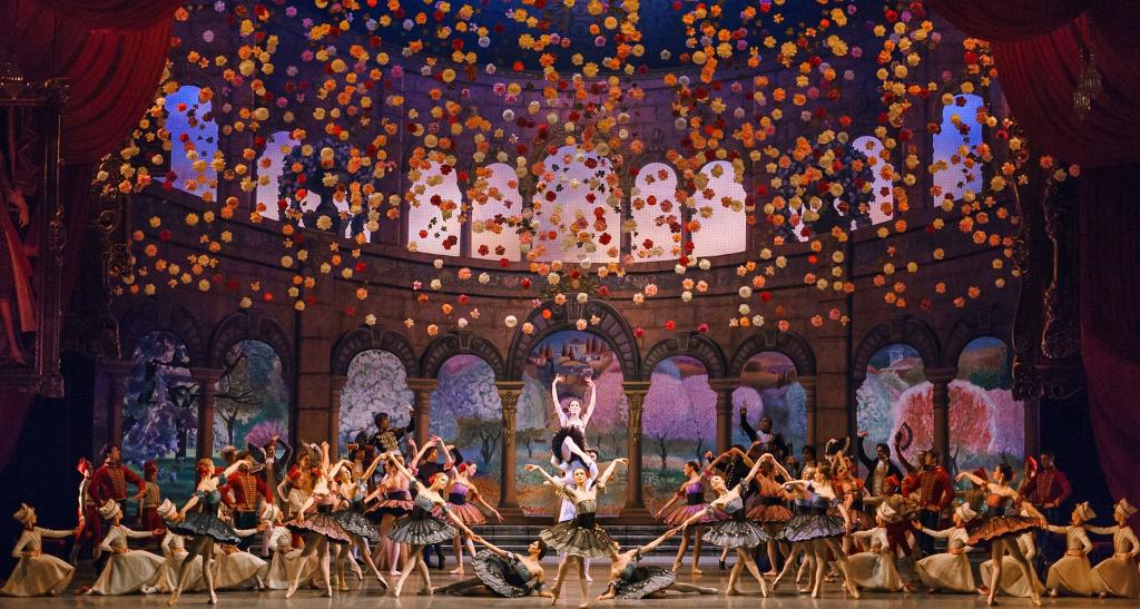 Что не успели перед Новым годом, покажут на Рождество: "Щелкунчик" в Мариинском театре