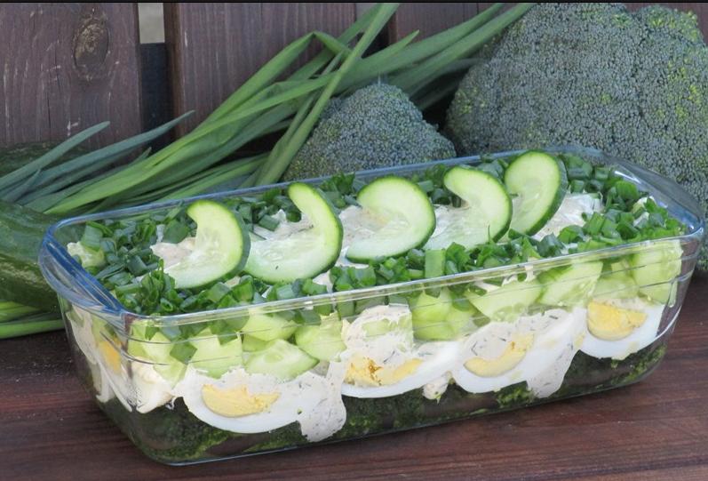 Слоеный салат "Витаминка" с брокколи и яйцом особенно хорош зимой: и о весне напомнит, и о здоровье позаботится