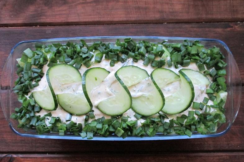 Слоеный салат "Витаминка" с брокколи и яйцом особенно хорош зимой: и о весне напомнит, и о здоровье позаботится