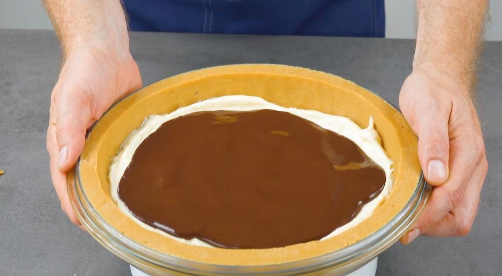 Пирог, похожий на огромное печенье с шоколадной начинкой: рецепт