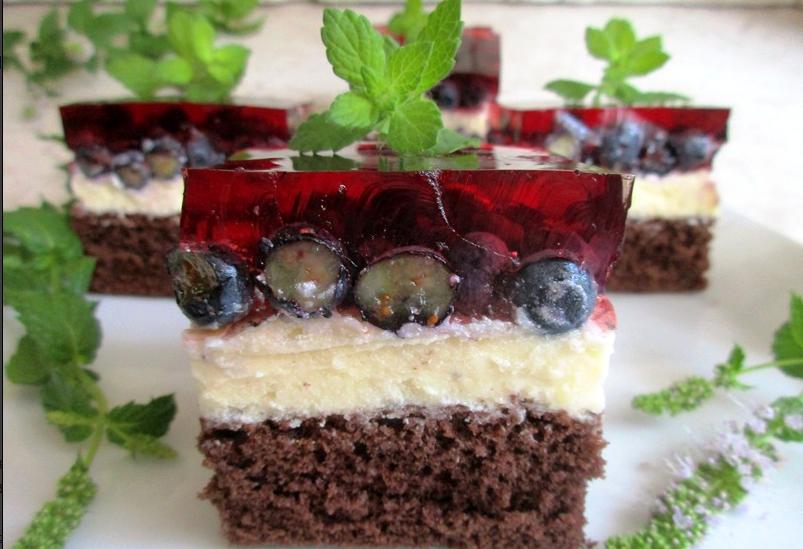 Простой в приготовлении бисквитный торт "Черничка" понравится любителям лесных ягод и желе: рецепт