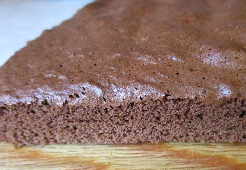 Простой в приготовлении бисквитный торт "Черничка" понравится любителям лесных ягод и желе: рецепт