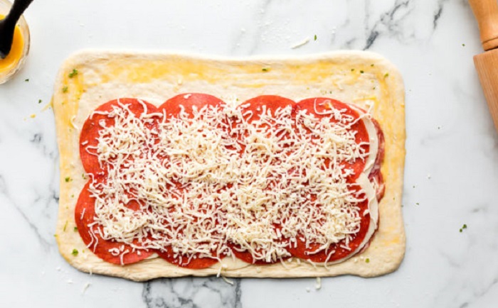 Вместо пиццы под сериал часто делаю домашние стромболи: готовится просто, а начинка может быть любой