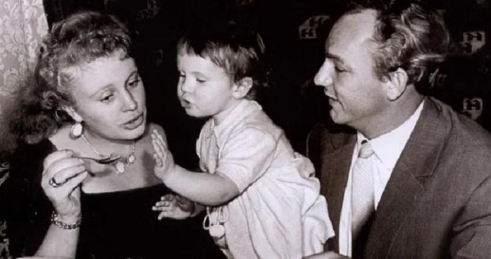 В 1957 году Николай Рыбников удочерил Алену (дочь Ларионовой) и любил ее не меньше, чем родную дочь: как сложилась ее судьба