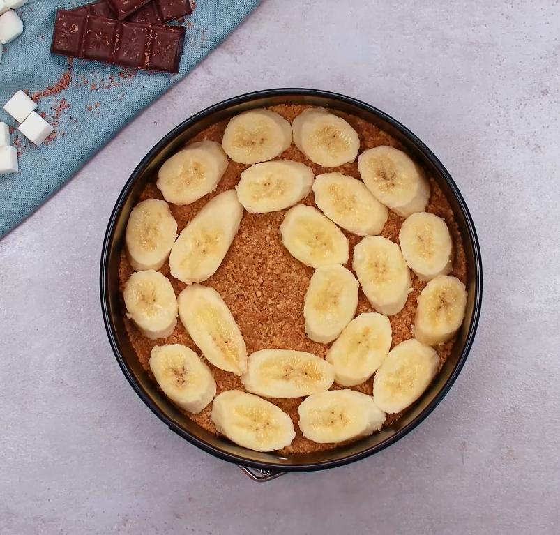 Очень вкусный трёхслойный тортик с бананом и шоколадной крошкой: рецепт