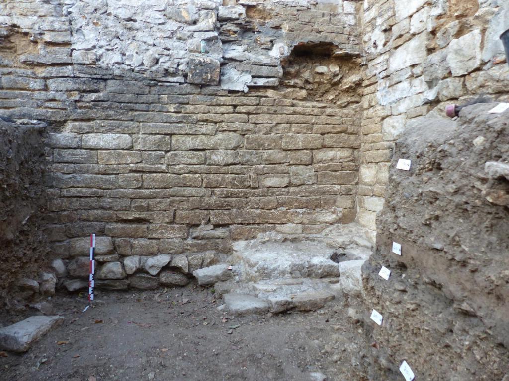 Неподалеку от старинной церкви французские археологи нашли целое аббатство, погруженное в речной ил