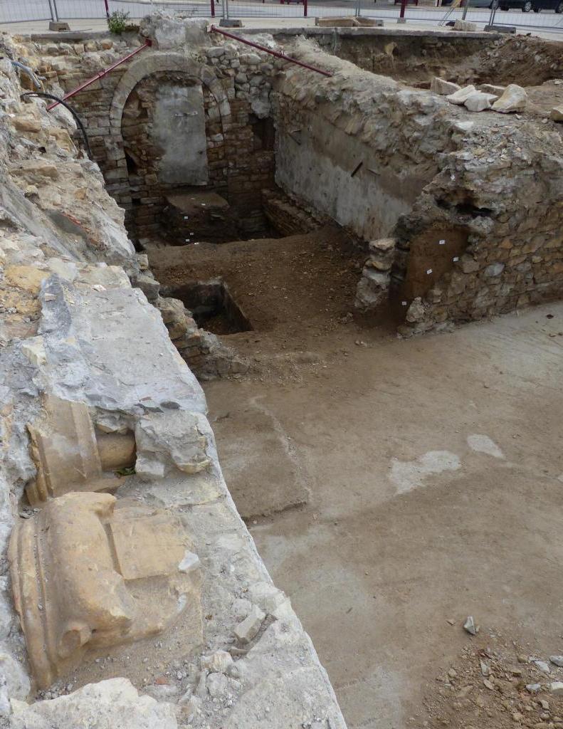 Неподалеку от старинной церкви французские археологи нашли целое аббатство, погруженное в речной ил