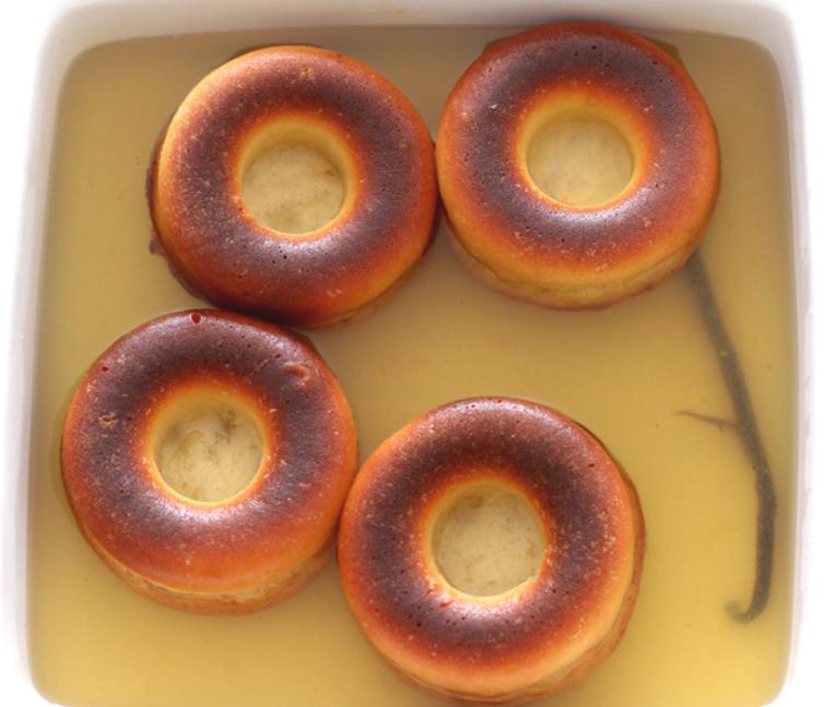 Воздушные пончики с ромовой пропиткой и нежнейшим кремом: всегда готовлю их на праздники