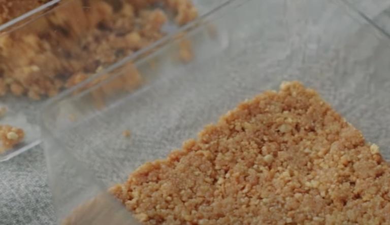 Рецепт клубничного чизкейка с печеньем и нежнейшим сливочным кремом: готовится очень быстро и просто