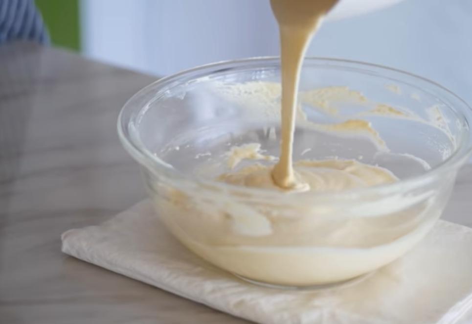 Простой рецепт пушистого ванильного бисквита: добавление крема и начинки по желанию