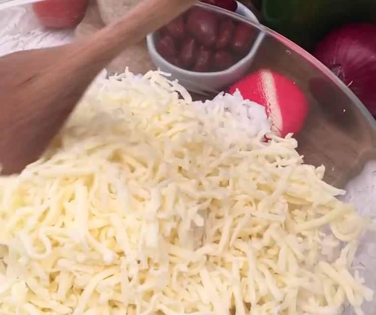 На обед готовлю рисовые шарики с фаршем под ароматным соусом и румяным сыром: получается невероятно вкусно
