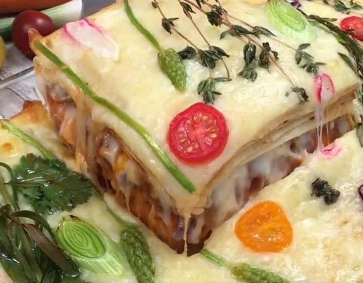 Искусство в вашей тарелке: "рисуем" на домашней лазанье с помощью овощей и трав