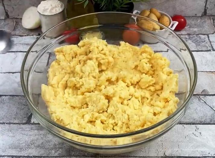 Эффектная закуска для праздничного стола: готовим хрустящие "цветочки" из картофельного пюре