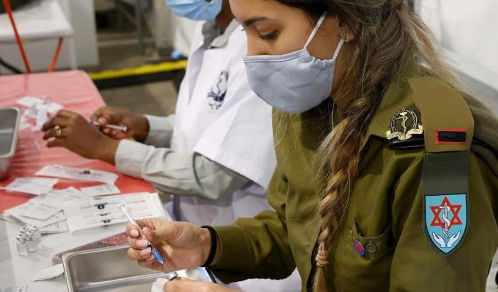 В Израиле даром ничего не пропадает: медсестры умудряются распределять вакцину на 6 человек вместо заявленных 5