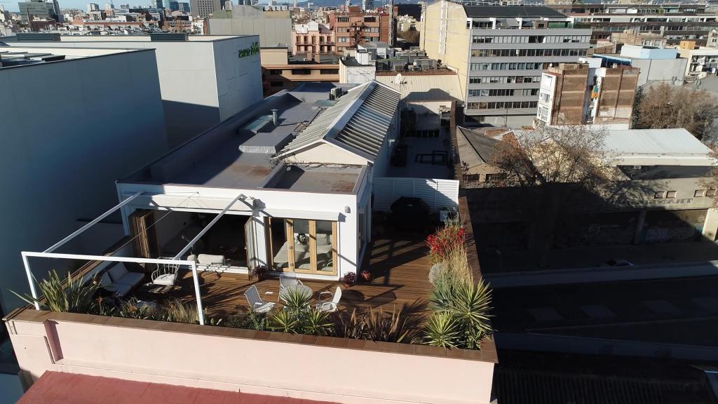 Заброшенная квартира в Барселоне превращается в открытый пентхаус с панорамным видом на город