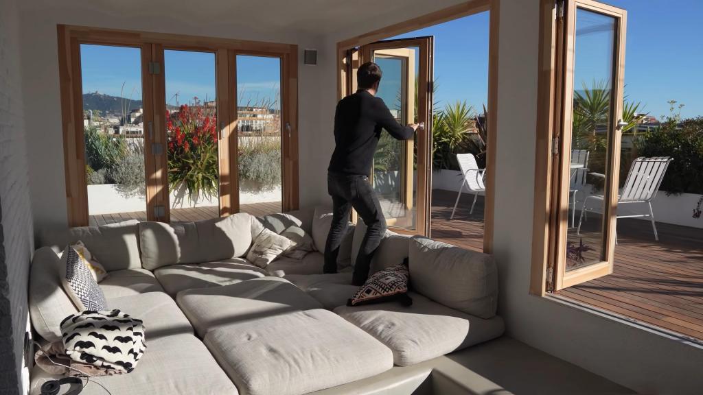 Заброшенная квартира в Барселоне превращается в открытый пентхаус с панорамным видом на город