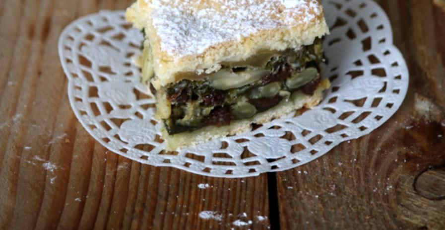 Нашла интересный рецепт домашнего пирога с необычной начинкой: под румяным тестом находятся яблоки, смородина, орешки и листья свеклы